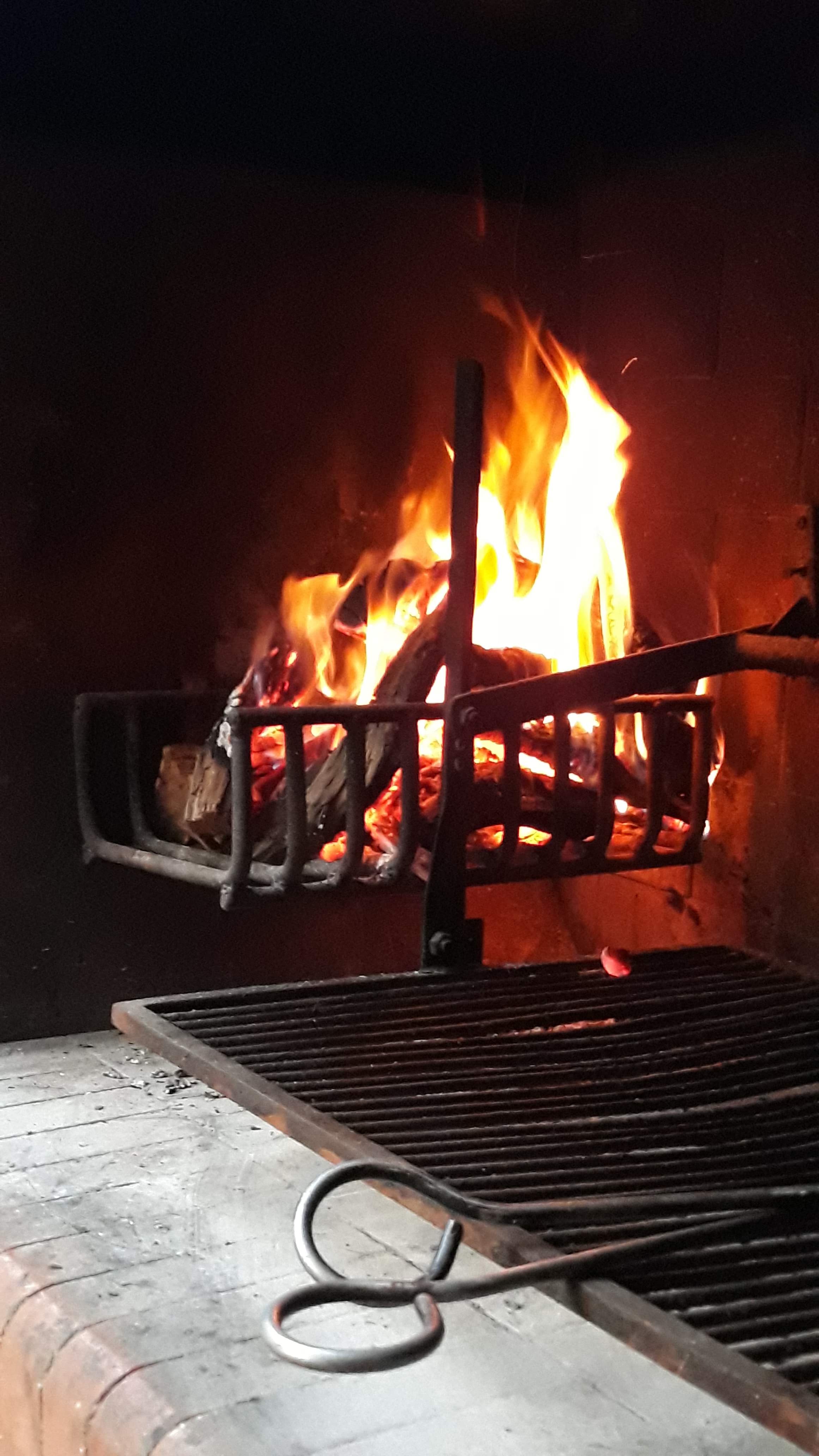 Fuego encendido en la chimenea